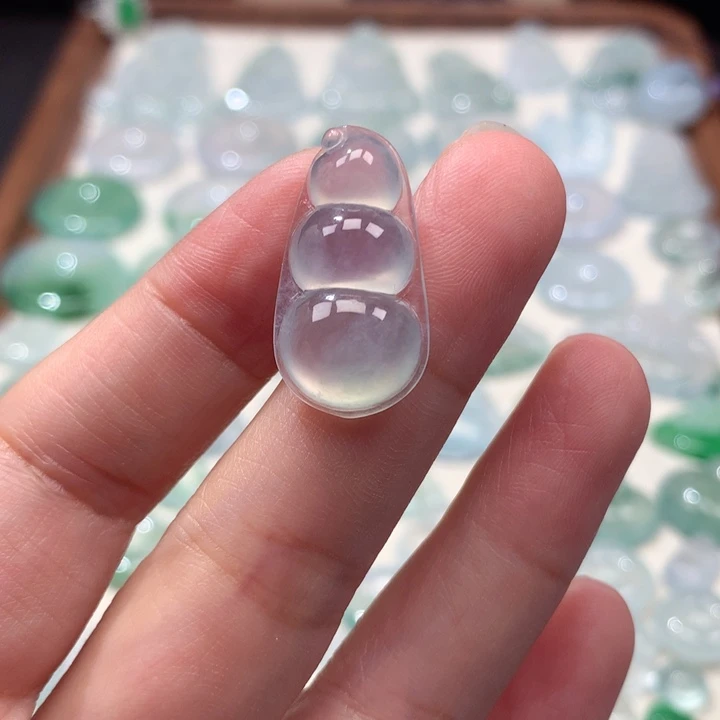 翡翠未镶嵌颈饰高冰福豆