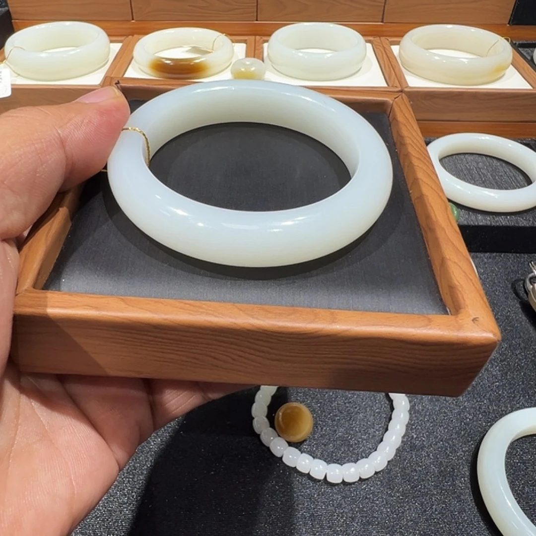 栗***子和田玉未镶嵌手镯