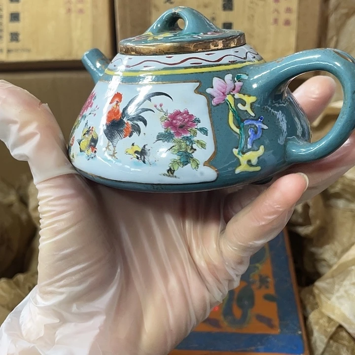 紫砂茶壶原矿泥料，手工制作的一把紫砂壶。