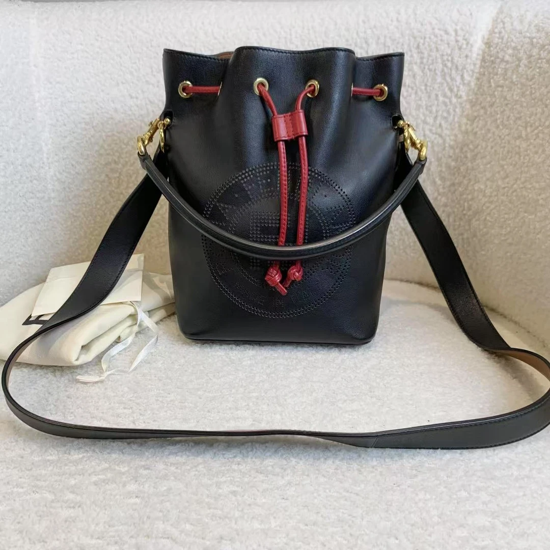 99新 FENDI/芬迪 壹臻/黑色全皮镂空logo水桶包 88405242