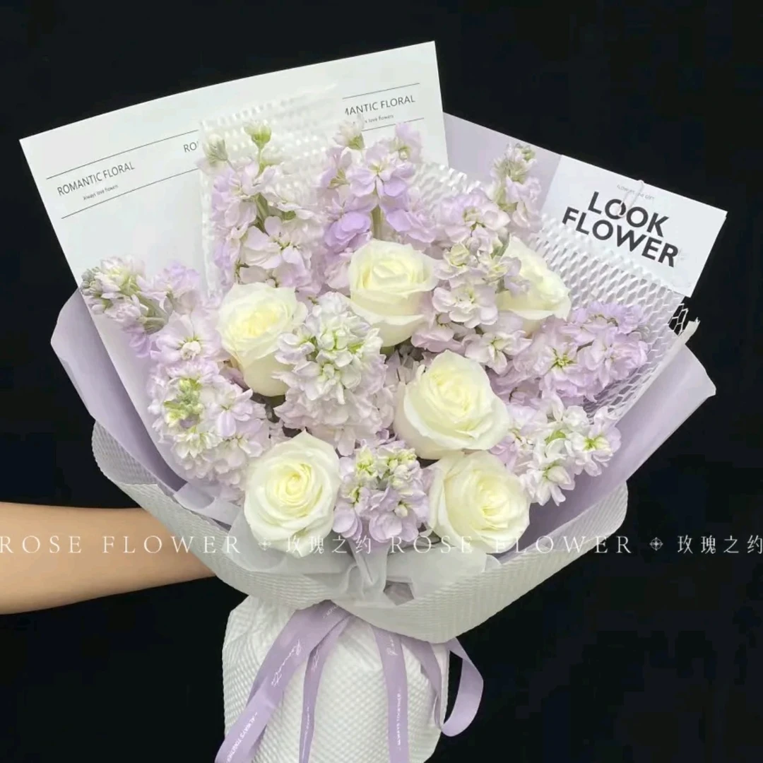 六支白玫瑰搭配紫罗兰