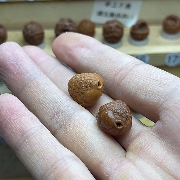 橘***酒桃核雕刻小鱼两个
