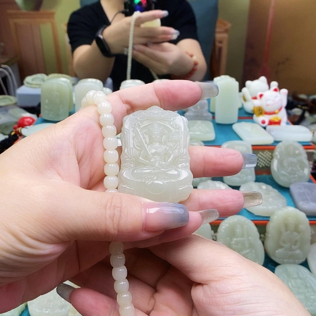 和田玉未镶嵌颈饰憨**生