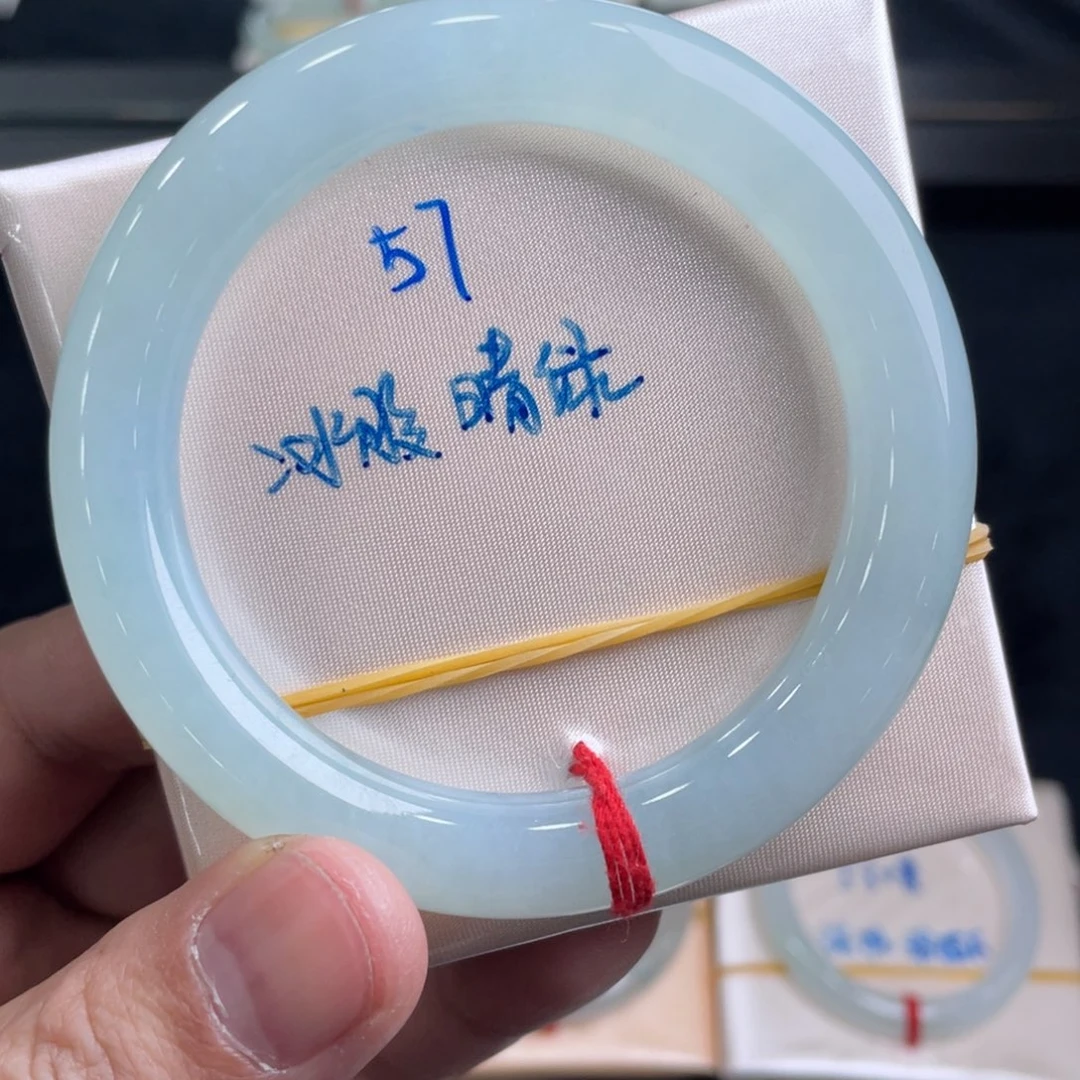 翡翠手镯未镶嵌翡翠手镯