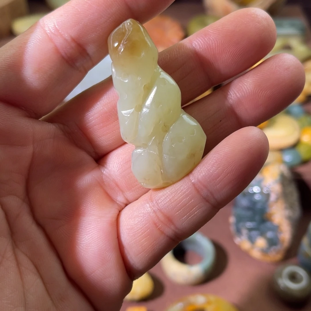 蛇纹石玉未镶嵌颈饰