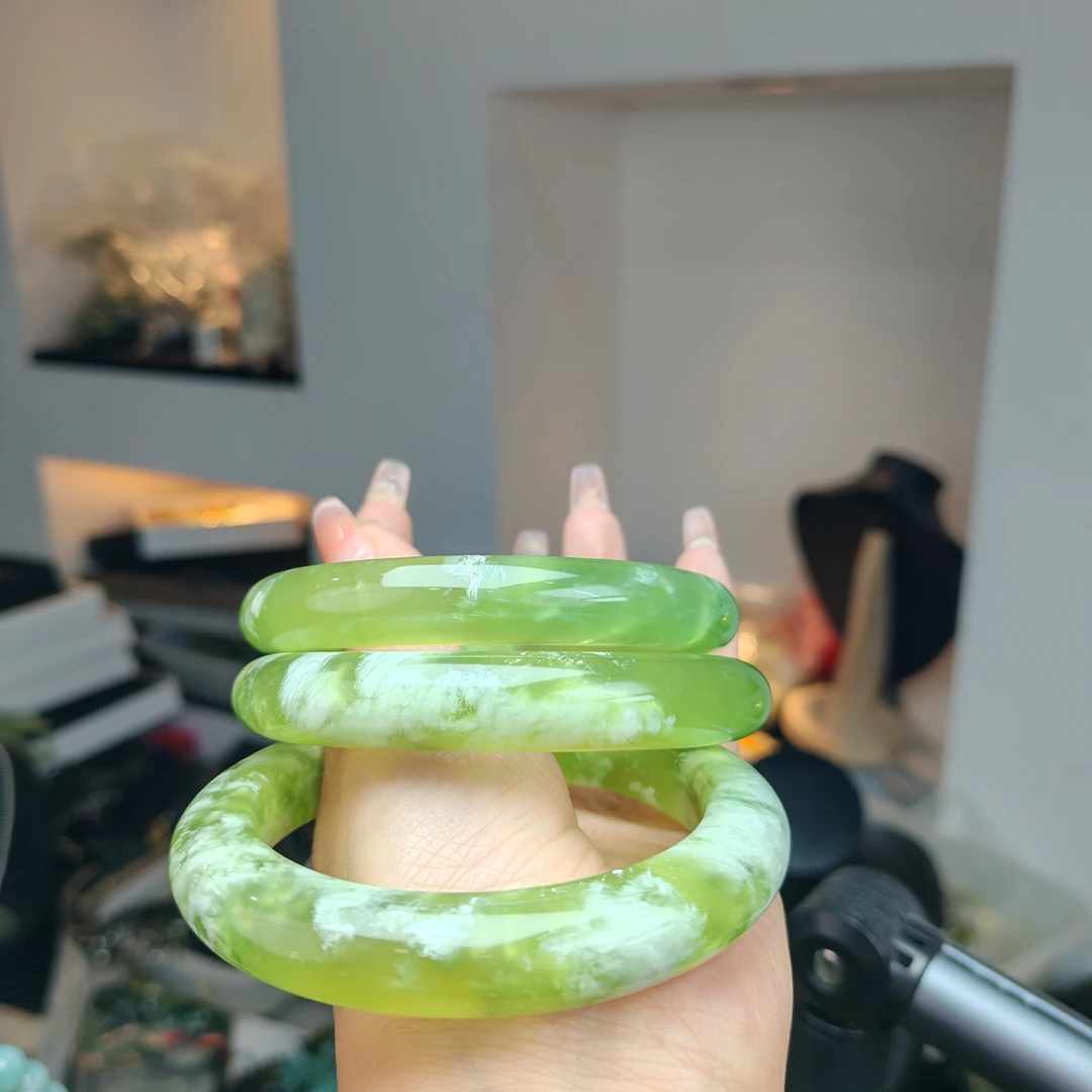 岫玉上品精美青提奶盖手镯（随机发货，其中一个）