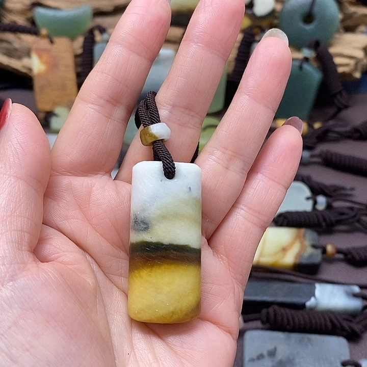 未镶嵌蛇纹石玉颈饰