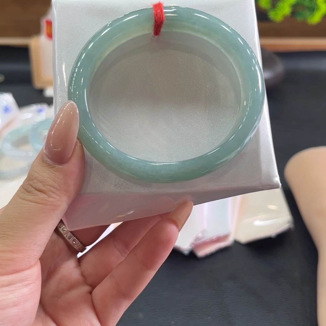 翡翠未镶嵌手镯56贵妃