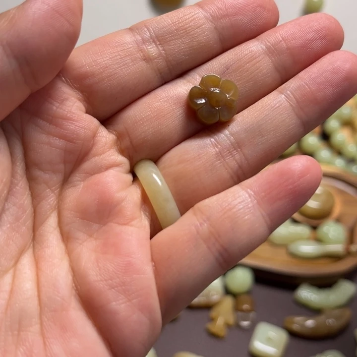 小***恼和田玉未镶嵌颈饰