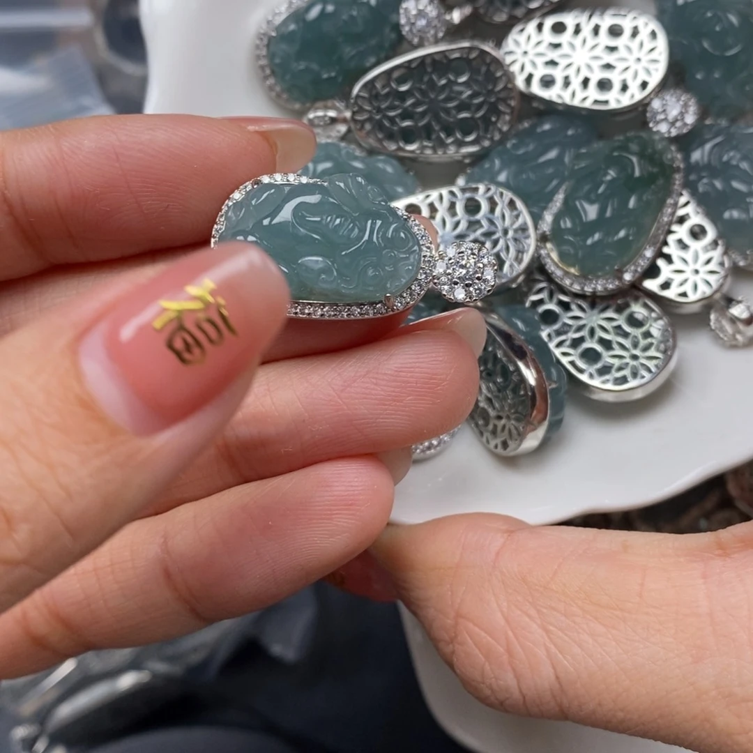 翡翠颈饰未镶嵌翡翠