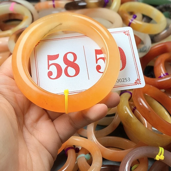 未镶嵌石英质玉（黄龙玉）手镯