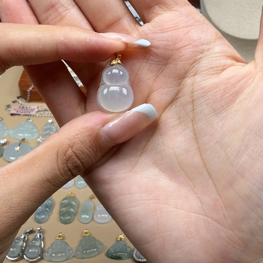 高***3颈饰18K金镶嵌翡翠