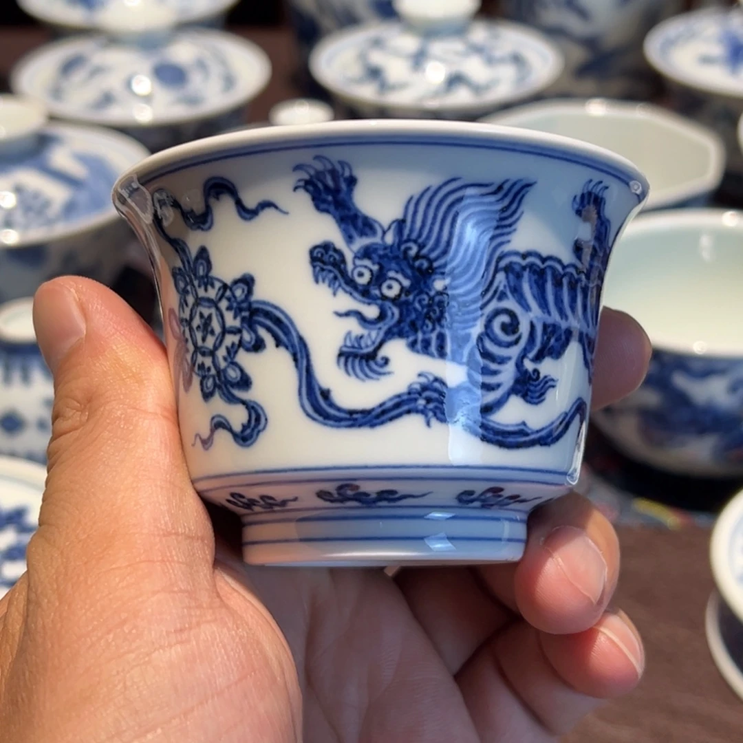 精品青花狮子戏球撇口马蹄杯口径约8厘米