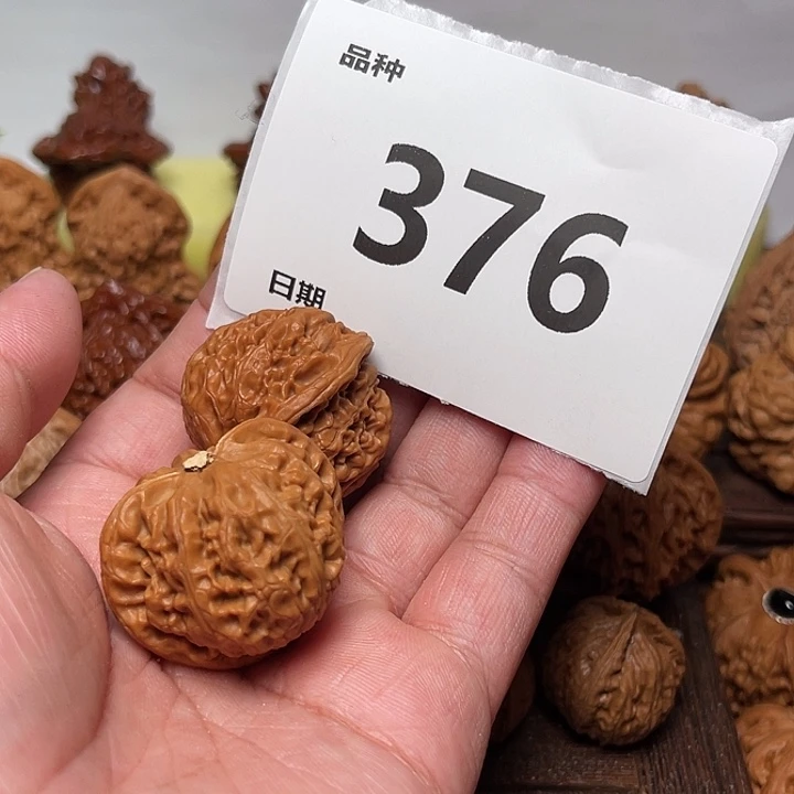 桃核把件宫灯。边34。 376