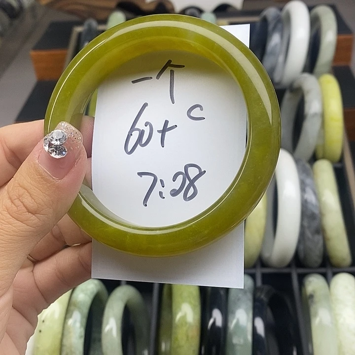 一***个蛇纹石玉未镶嵌手镯