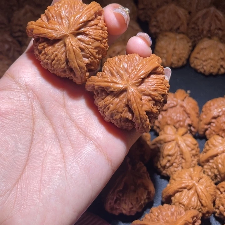 悠***晃吊坠文玩核桃白狮子