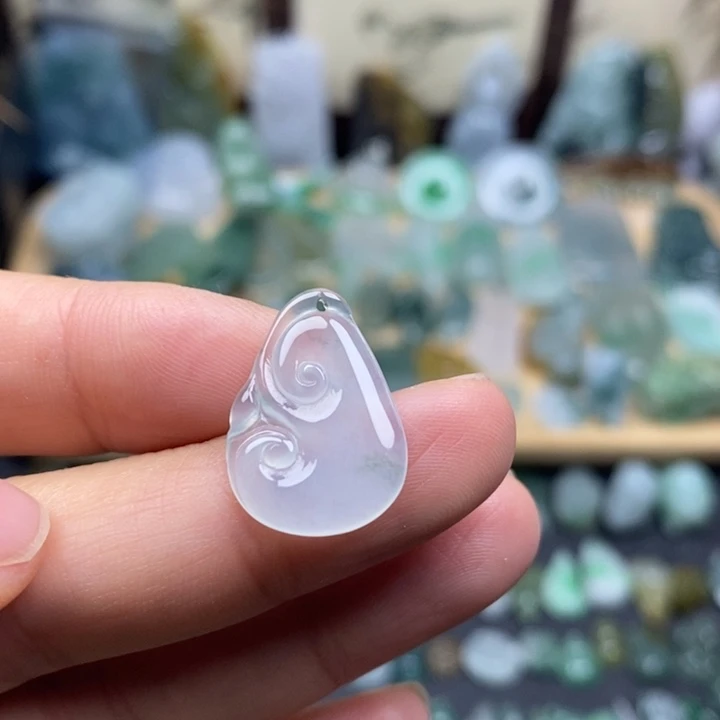 翡翠未镶嵌颈饰如意