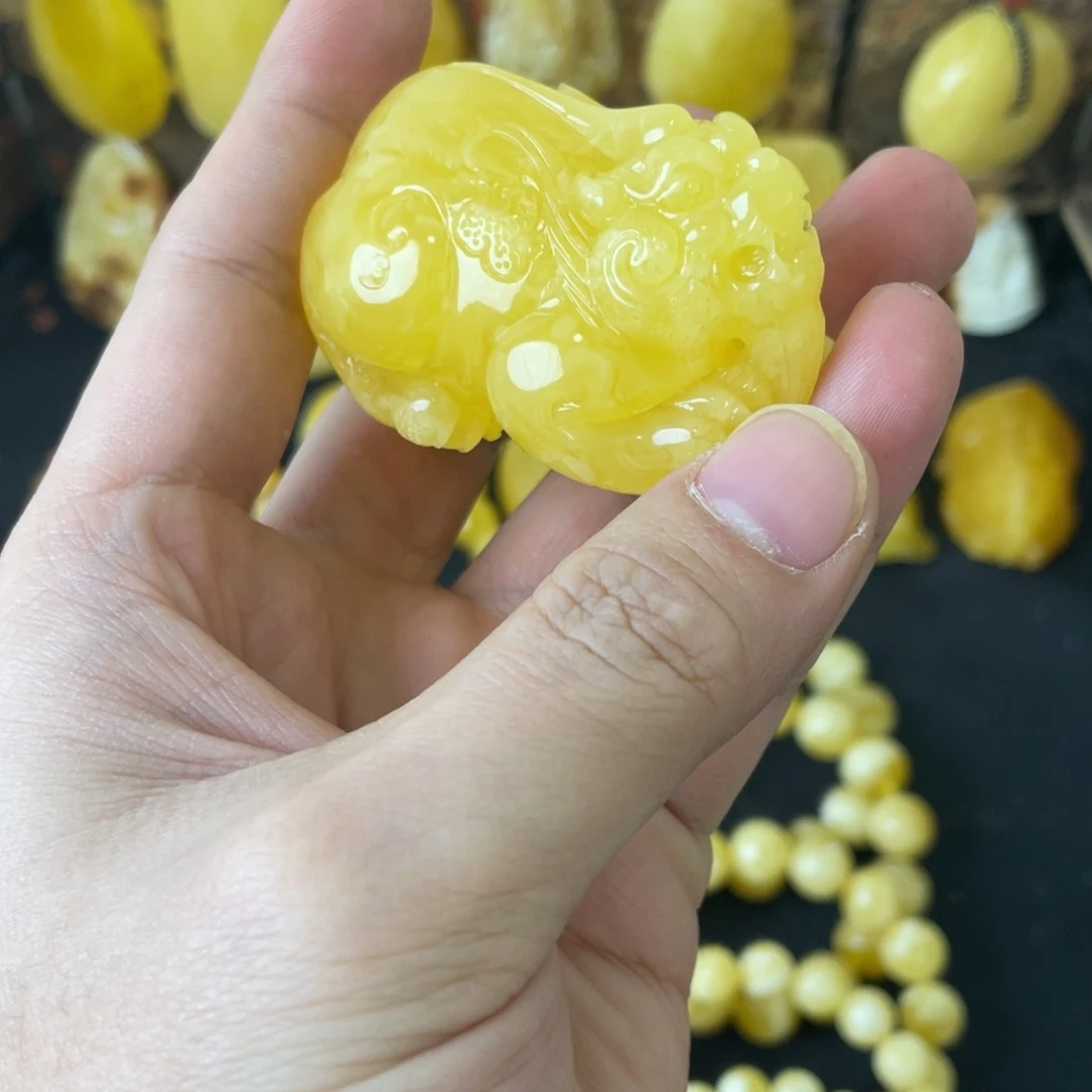 琥珀未镶嵌裸石俄料黄白花貔貅45克