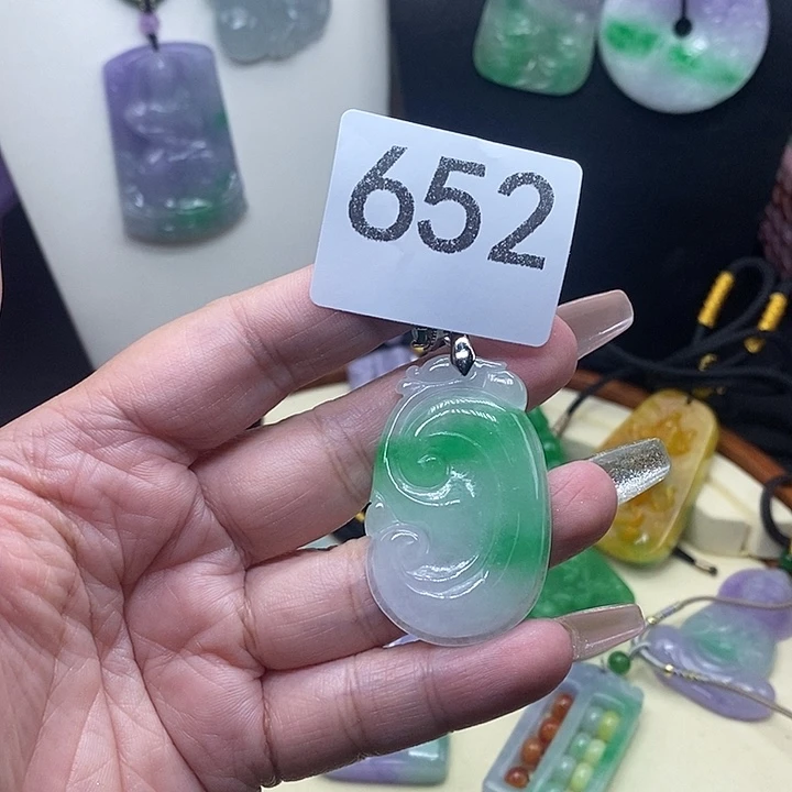 翡翠未镶嵌吊坠(赠链)