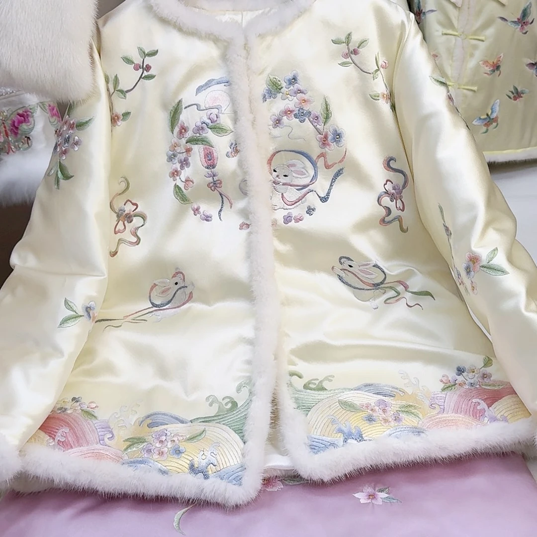 织绣真丝小兔子羽绒服