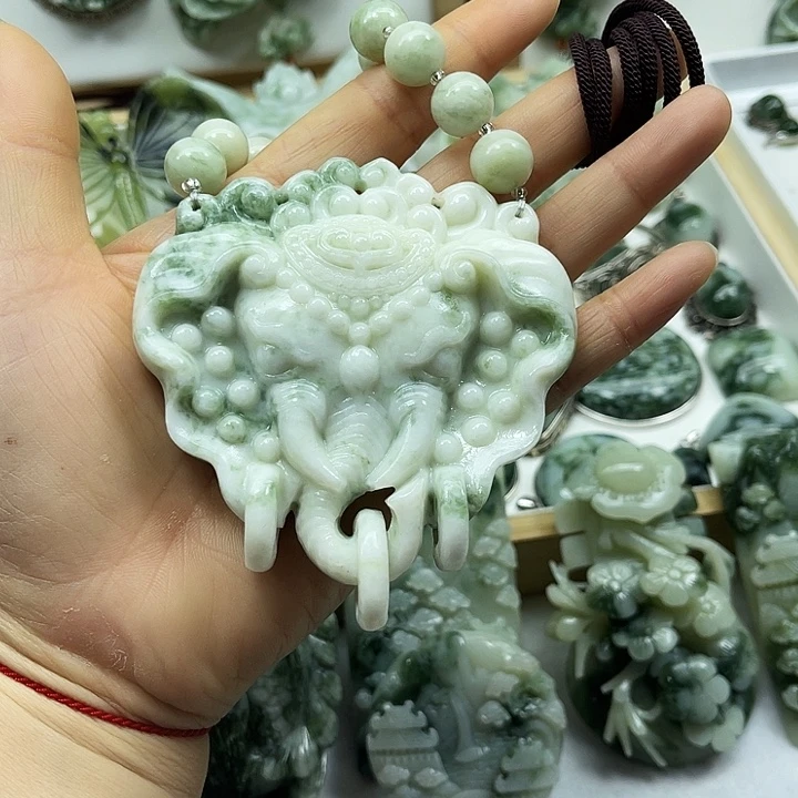 透闪石-蛇纹石玉未镶嵌颈饰