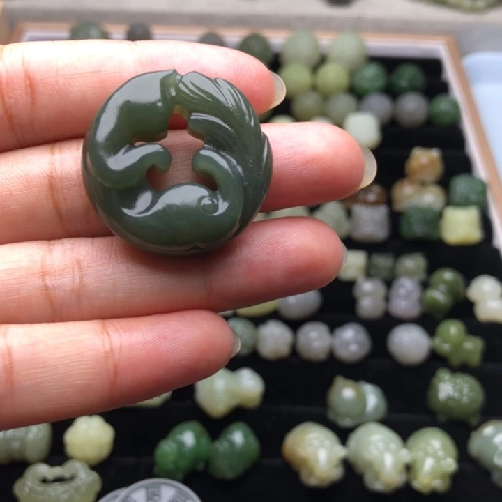 随***。颈饰未镶嵌和田玉
