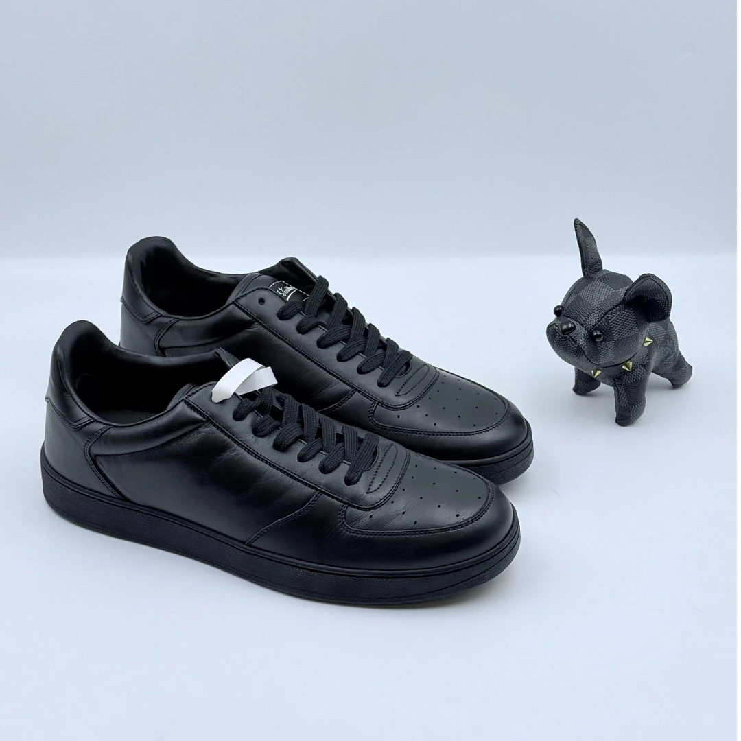 全新未使用 LouisVuitton/路易威登 黑色皮质烫金休闲板鞋 40.5码