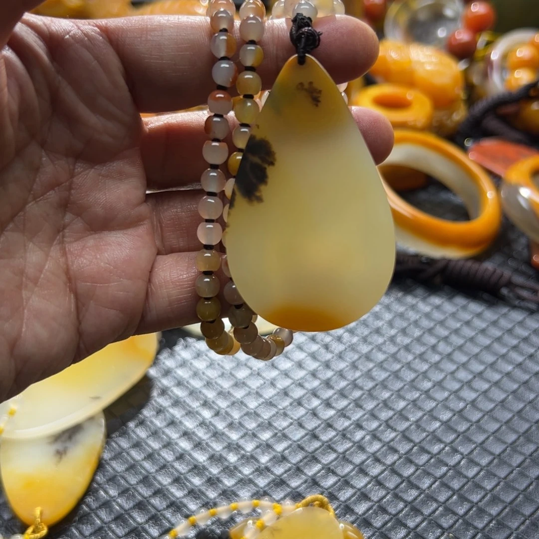 石英质玉未镶嵌颈饰