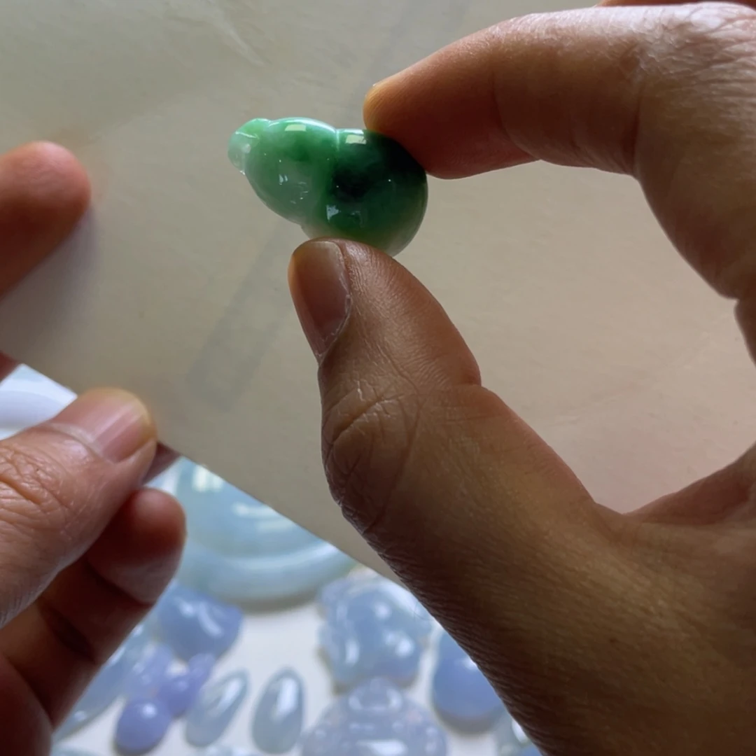 【闪购商品】翡翠未镶嵌颈饰阳绿葫芦