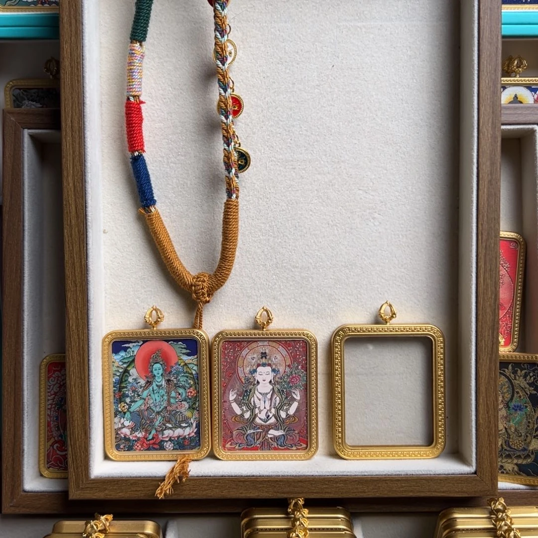 爱****吊坠双面四臂 绿妈妈