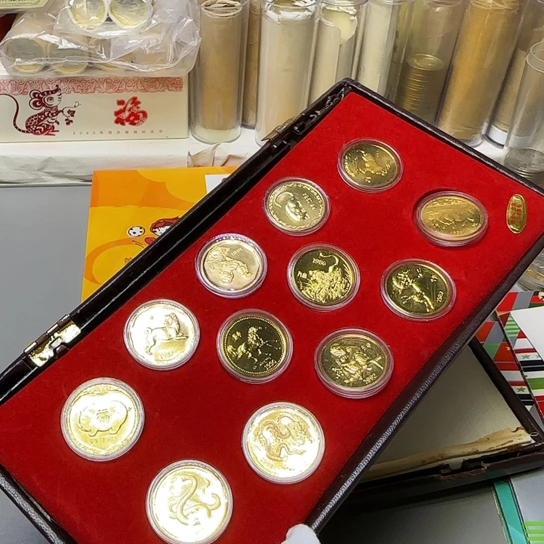 十二生肖镀金纪念章小有氧化盒瑕疵