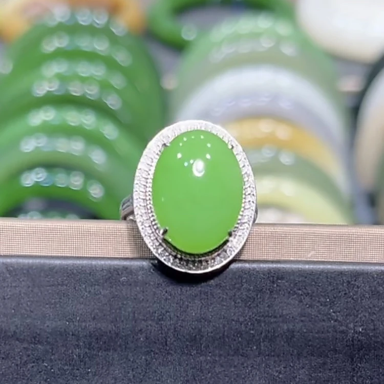 和田玉俄料碧玉苹果绿戒指18k金镶嵌