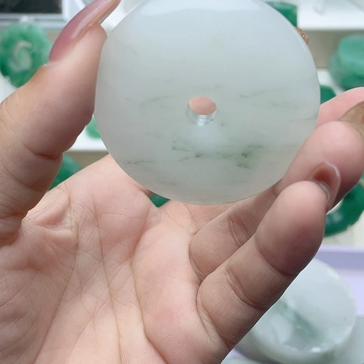 颈饰未镶嵌石英质玉展**飞