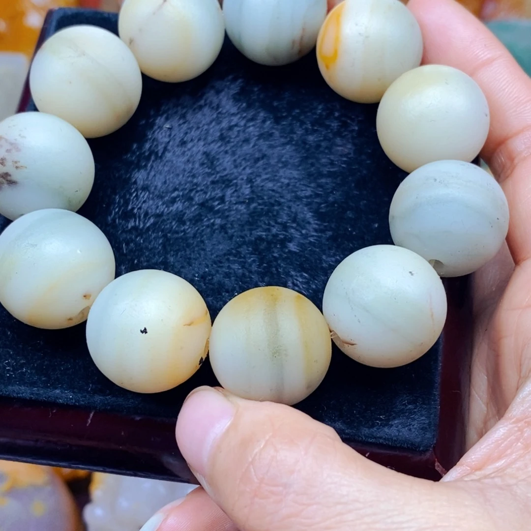 石英质玉（黄龙玉）未镶嵌颈饰