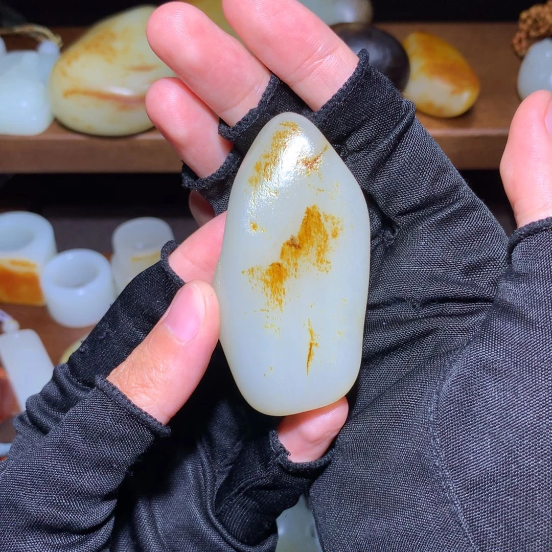 烫***酒和田玉未镶嵌颈饰
