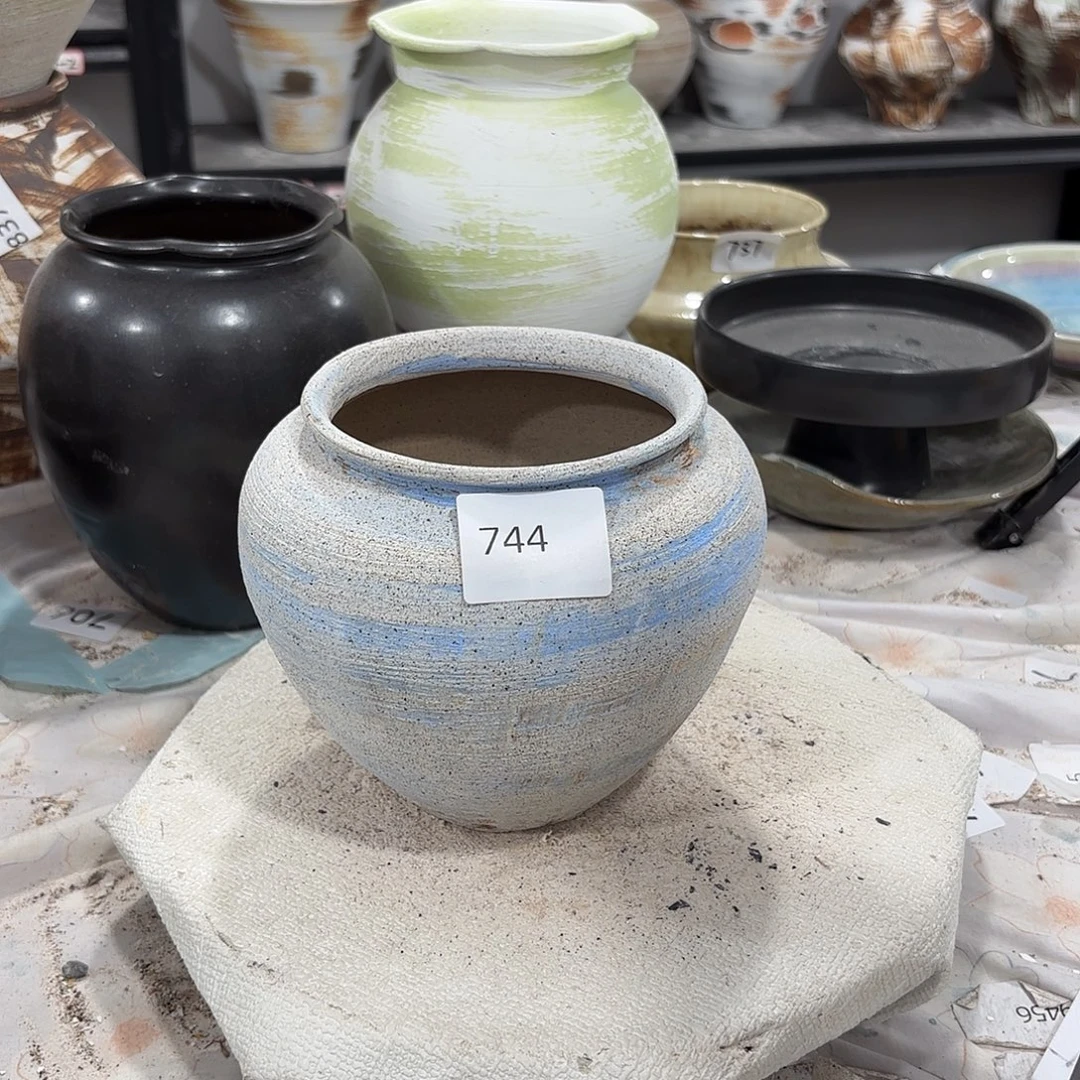 摆件744，高14，口10，有孔