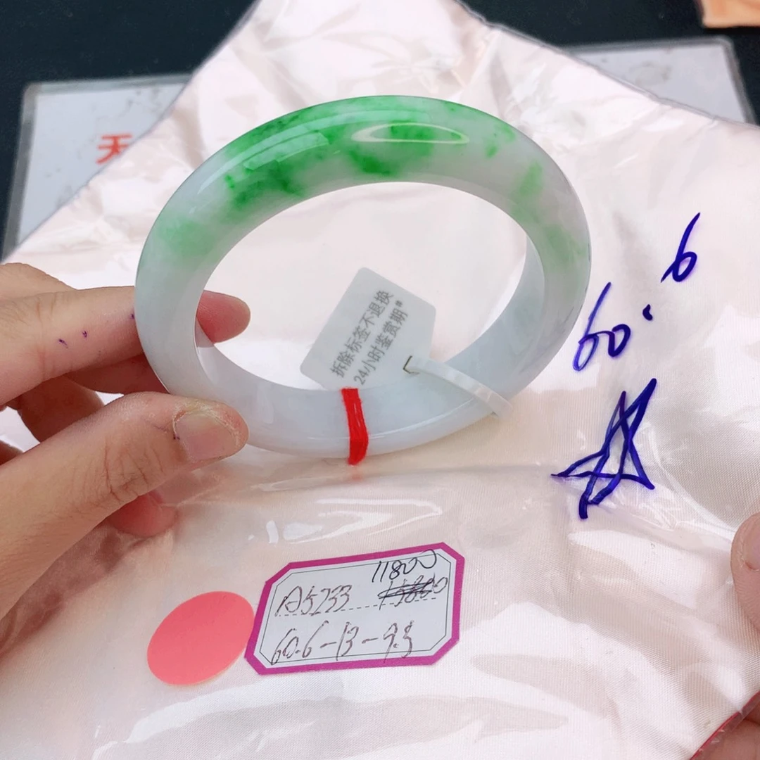 翡翠手镯未镶嵌翡翠