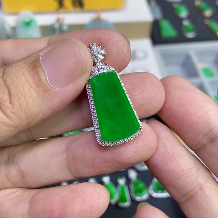豆***米翡翠18K金镶嵌颈饰