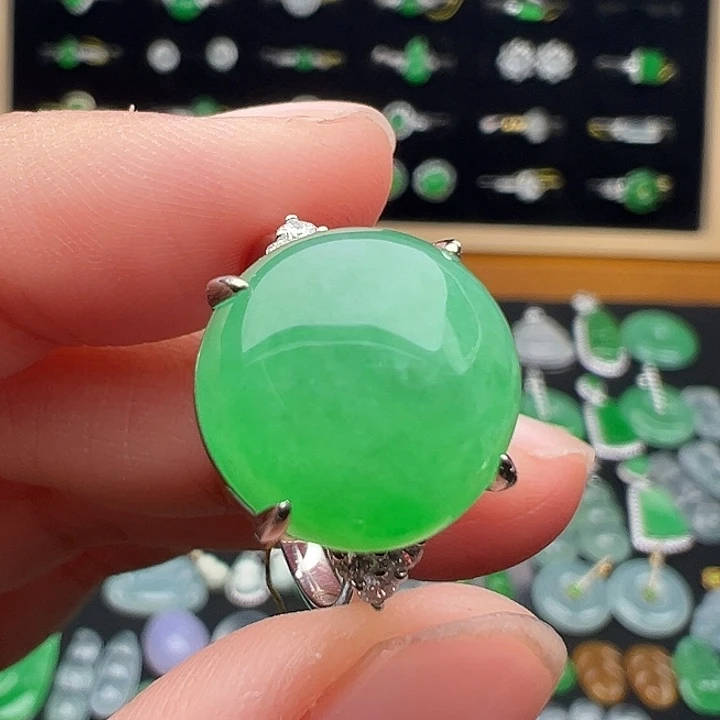 翡翠18K金镶嵌颈饰扣