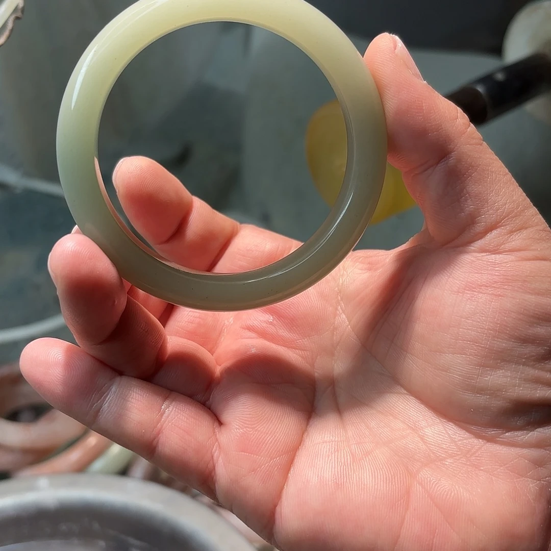 “***姐石英质玉未镶嵌手镯