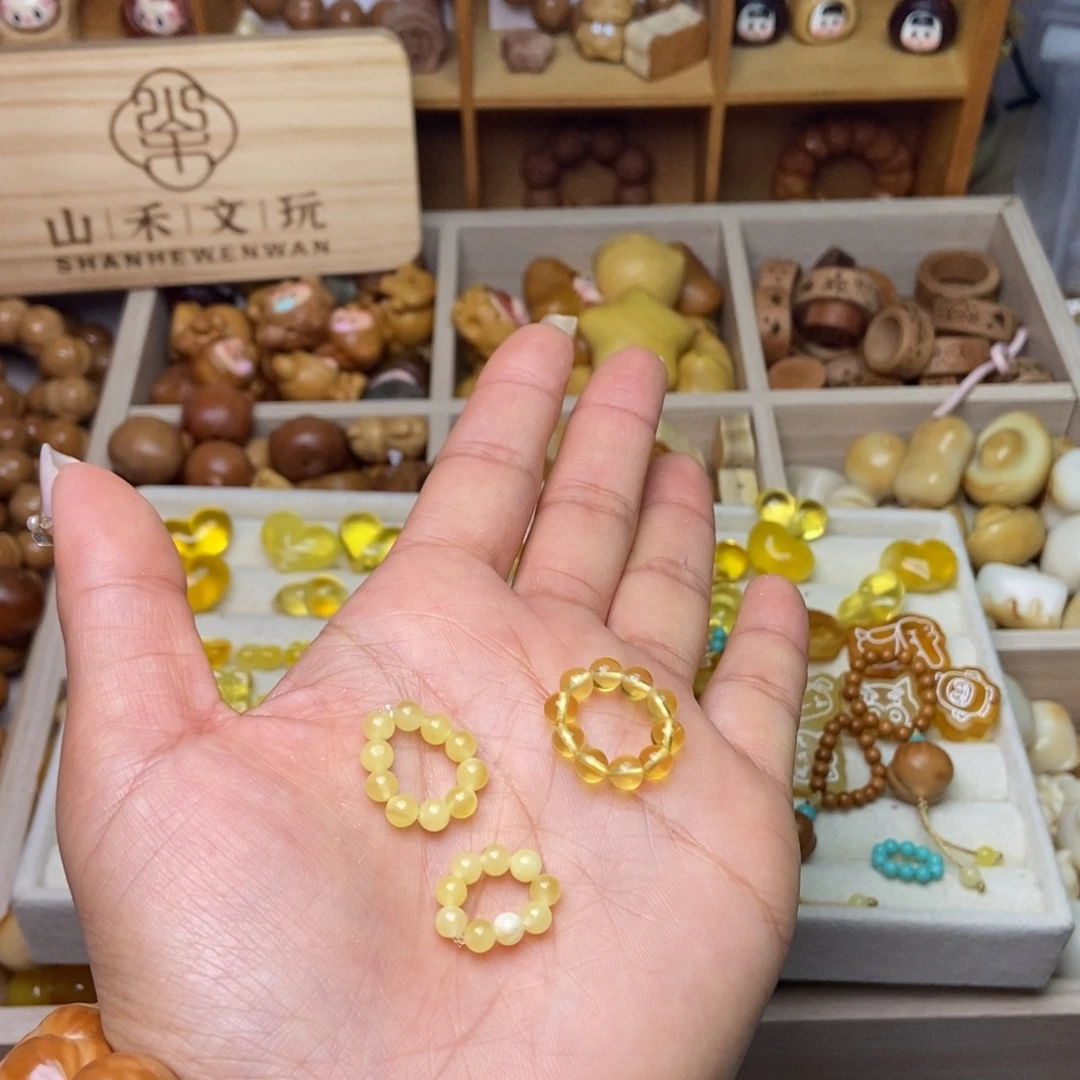 猴头核桃手串2个满蜜卡和一个透蜜卡