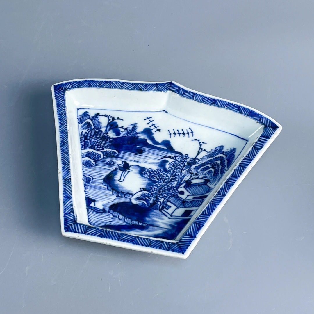 M25KN001E16 - 清乾隆 青花山水纹盘