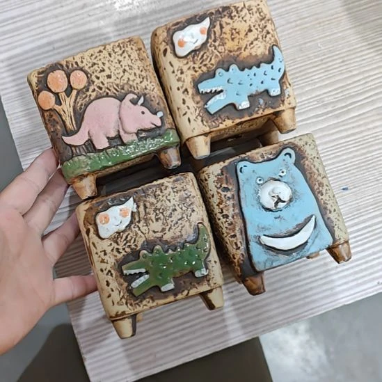 当场拍满15元发货不凑不发，花盆盆口不方不圆有针孔黑点是正常的，