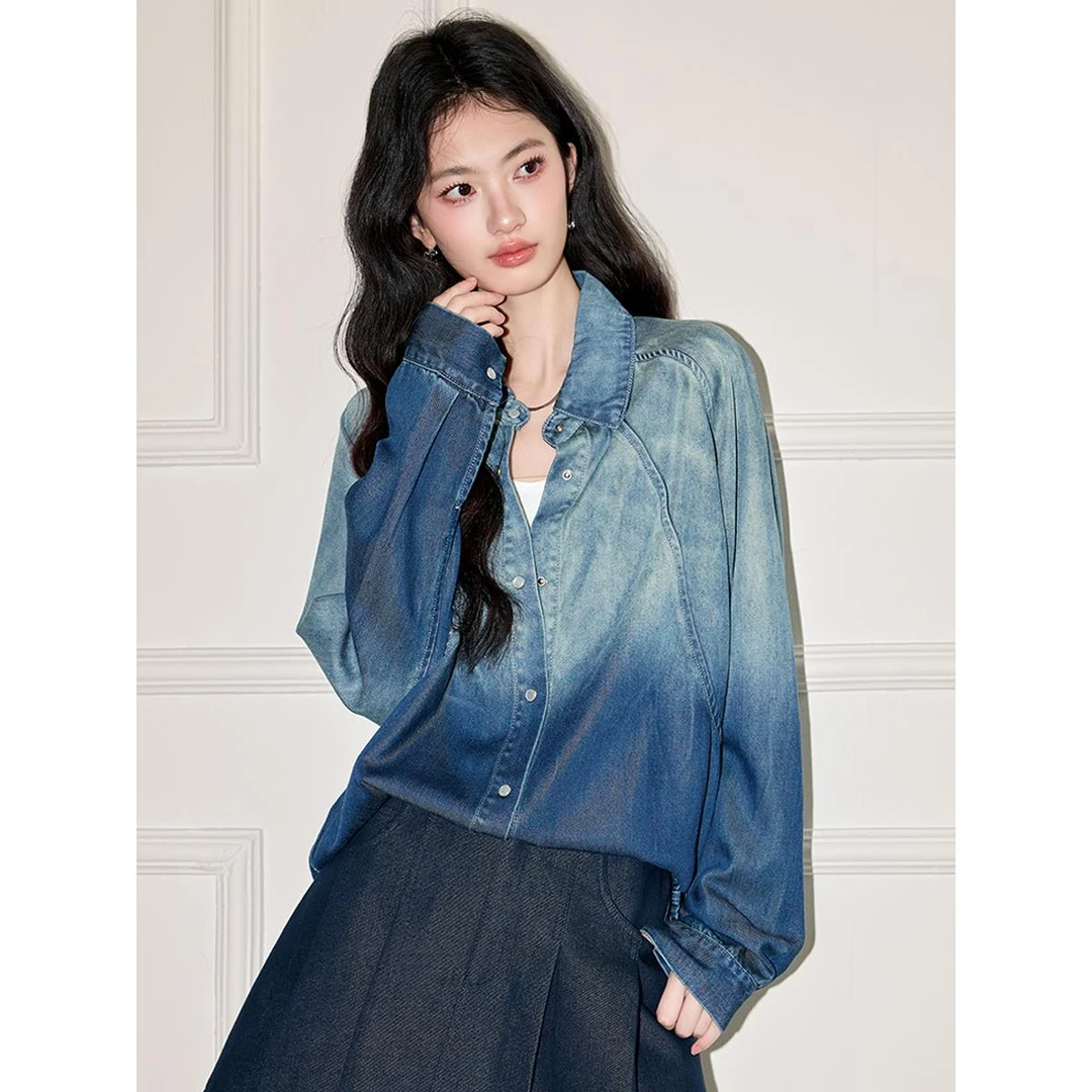 it:CHOCOOLATE2025设计感渐变翻领牛仔衬衫女春秋款显瘦牛仔上衣