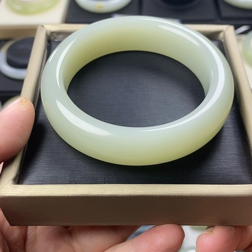 【闪购商品】未镶嵌手镯和田玉春**冬