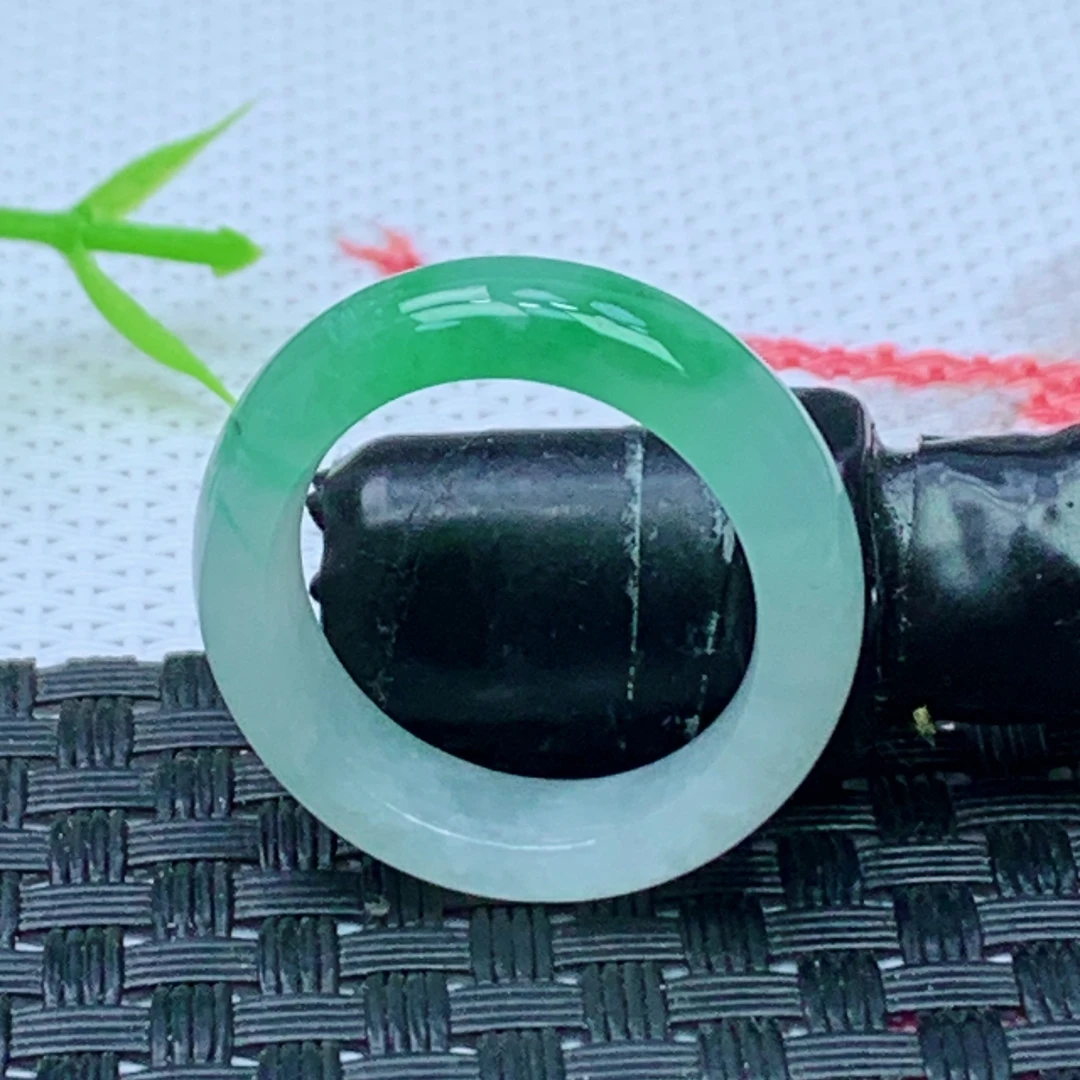 缅甸天然A货翡翠  飘阳绿素面玉戒圈戒指 内径18.3mm 编号1773