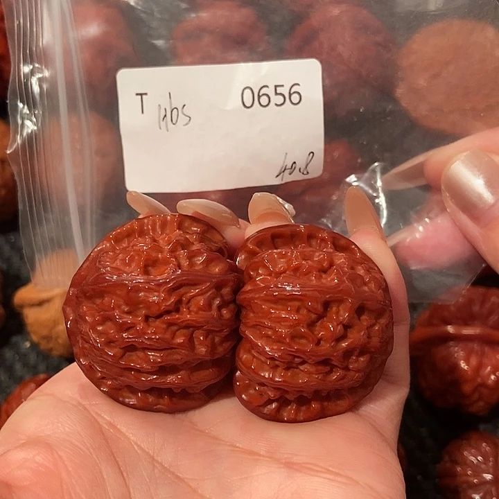 文玩核桃吊坠白狮子40.8