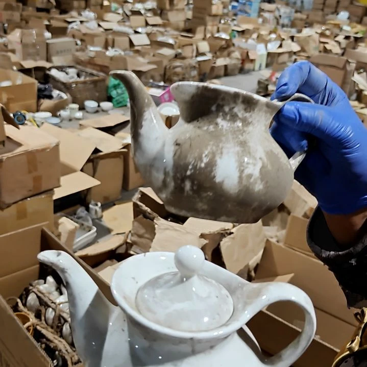 瓷片盘子碗茶壶啥都有