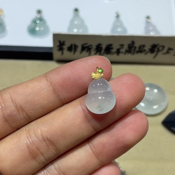 翡翠未镶嵌颈饰冰种