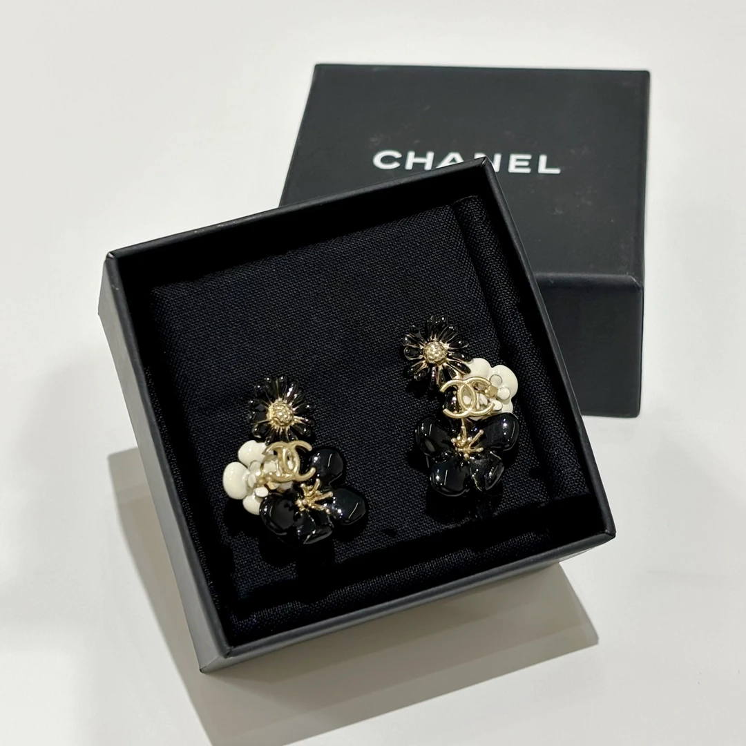 95新 Chanel/香奈儿 10p黑白珐琅花朵耳钉 2508328